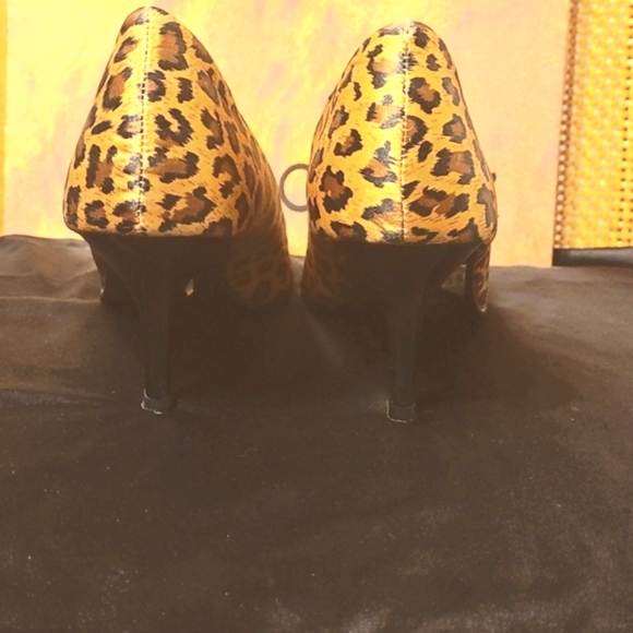 Go Max: Leopard Print Pumps - Picture 3 of 9